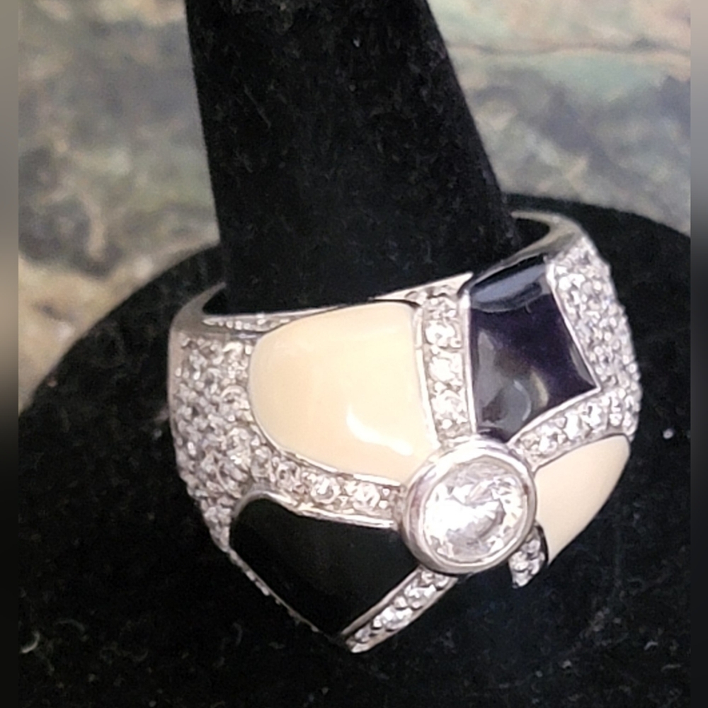 Black Cream Enamel Crystal Solitaire Dome Ring 8